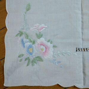 VTG Table Runner White Embroidered Floral Pastel Scalloped Trim 23x49"